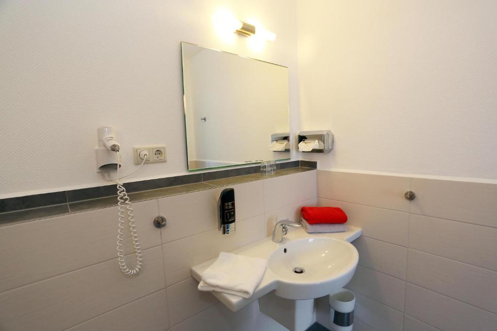Hotel 7 Saeulen Gmbh Дессау Номер фото