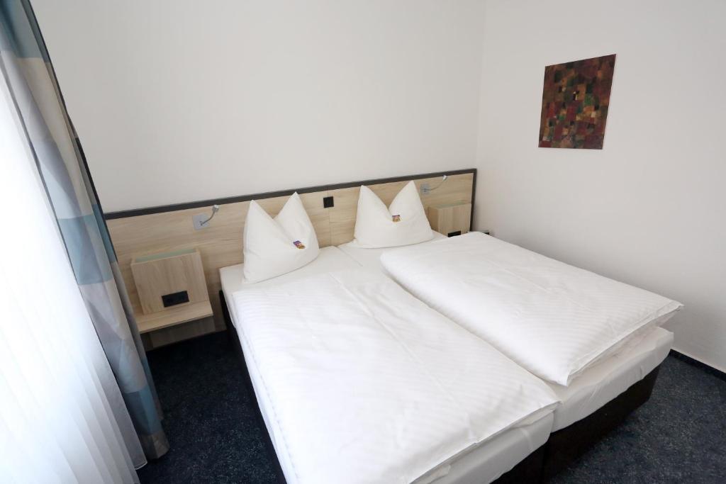 Hotel 7 Saeulen Gmbh Дессау Номер фото